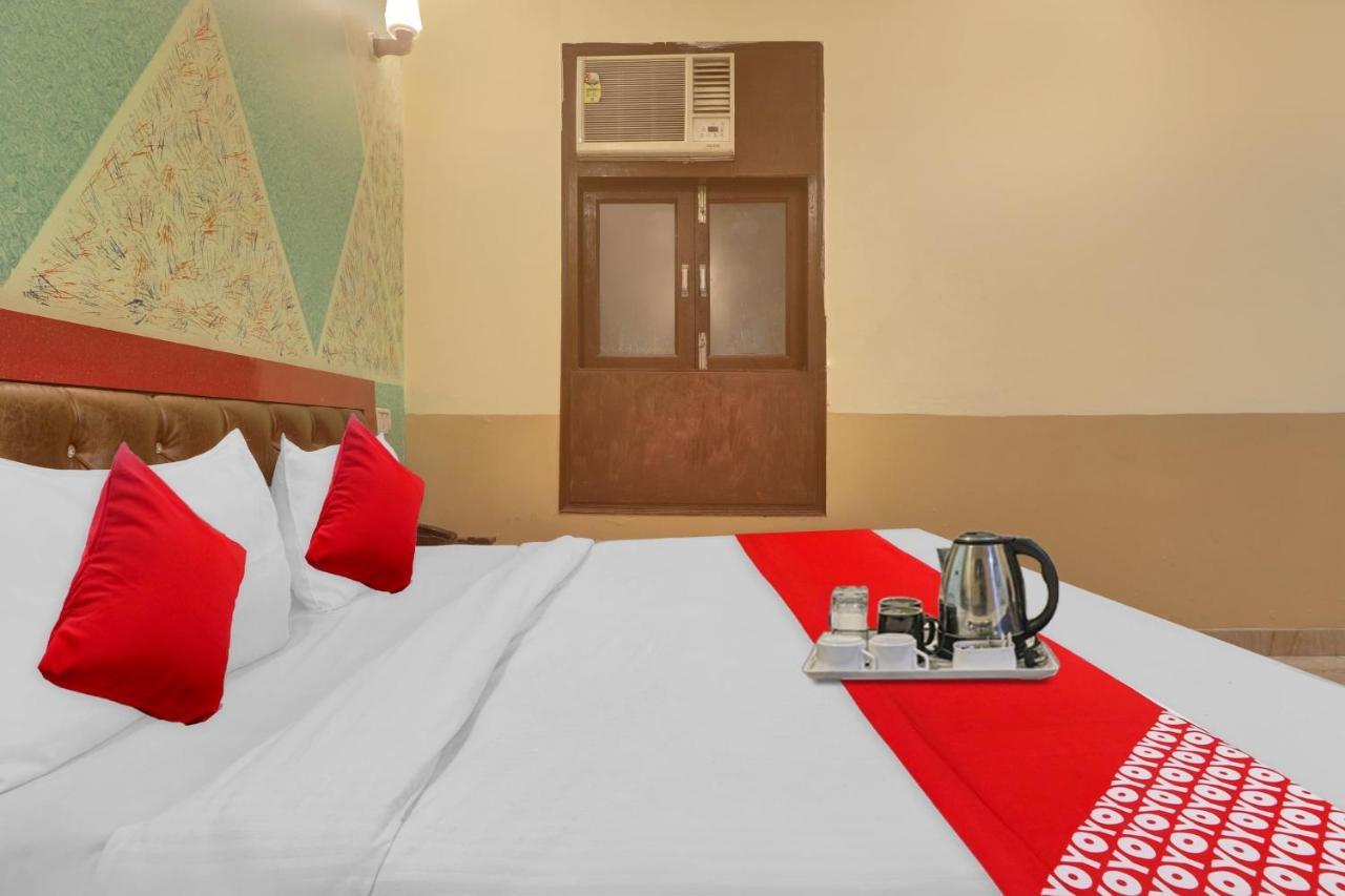 Hotel O Prince Home Stay Near Ambience Mall Нью-Дели Экстерьер фото
