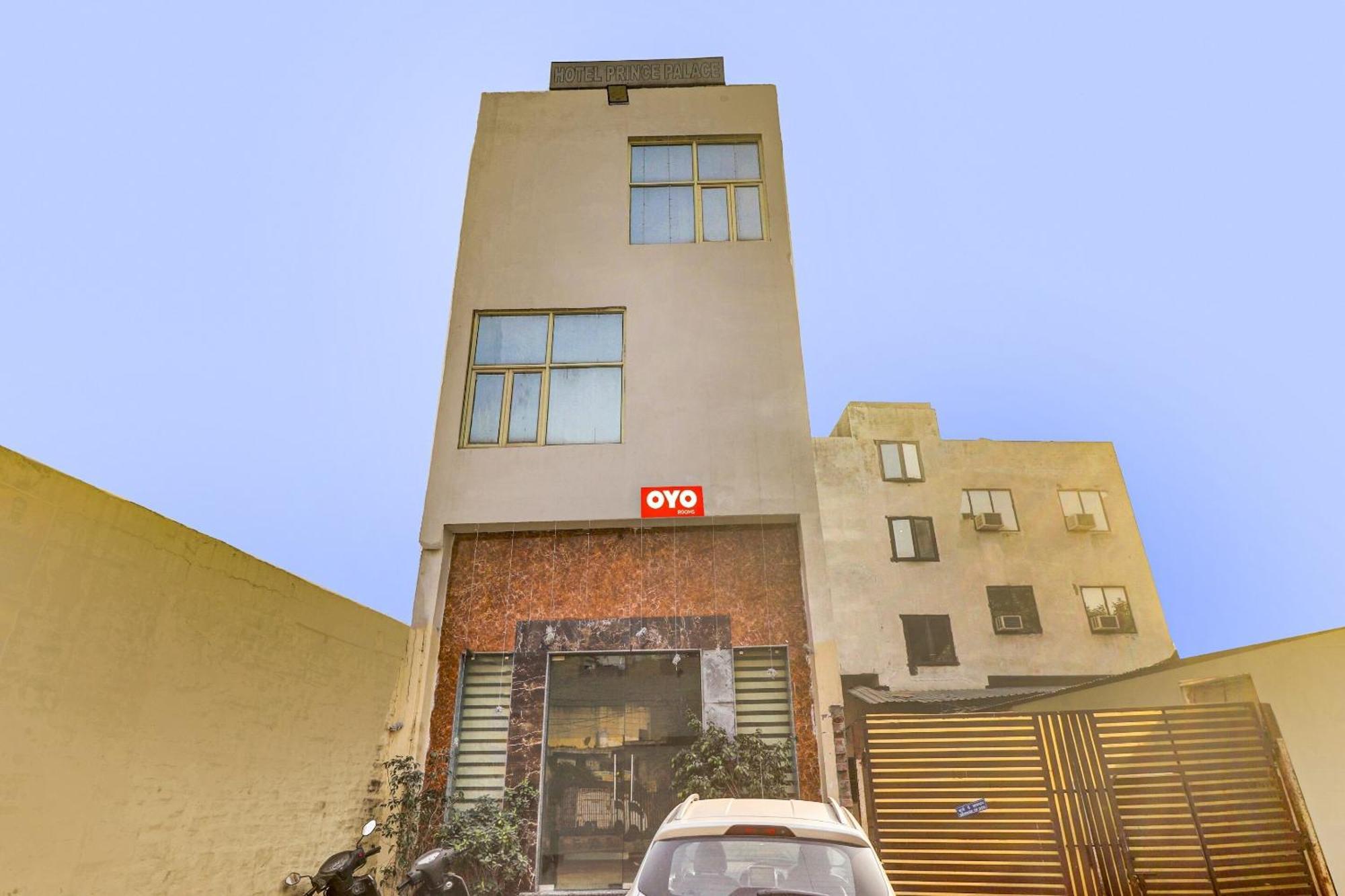 Hotel O Prince Home Stay Near Ambience Mall Нью-Дели Экстерьер фото