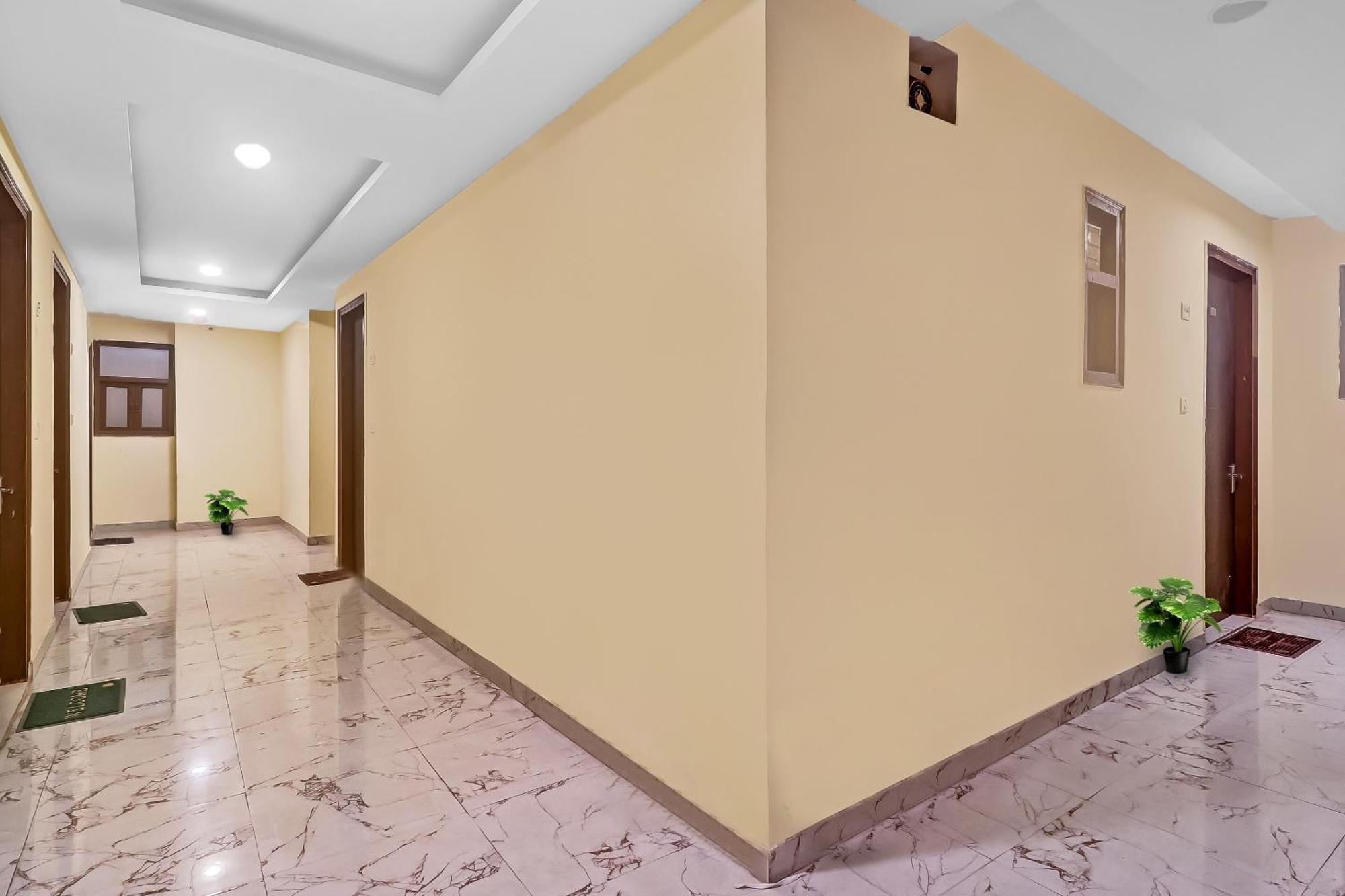 Hotel O Prince Home Stay Near Ambience Mall Нью-Дели Экстерьер фото