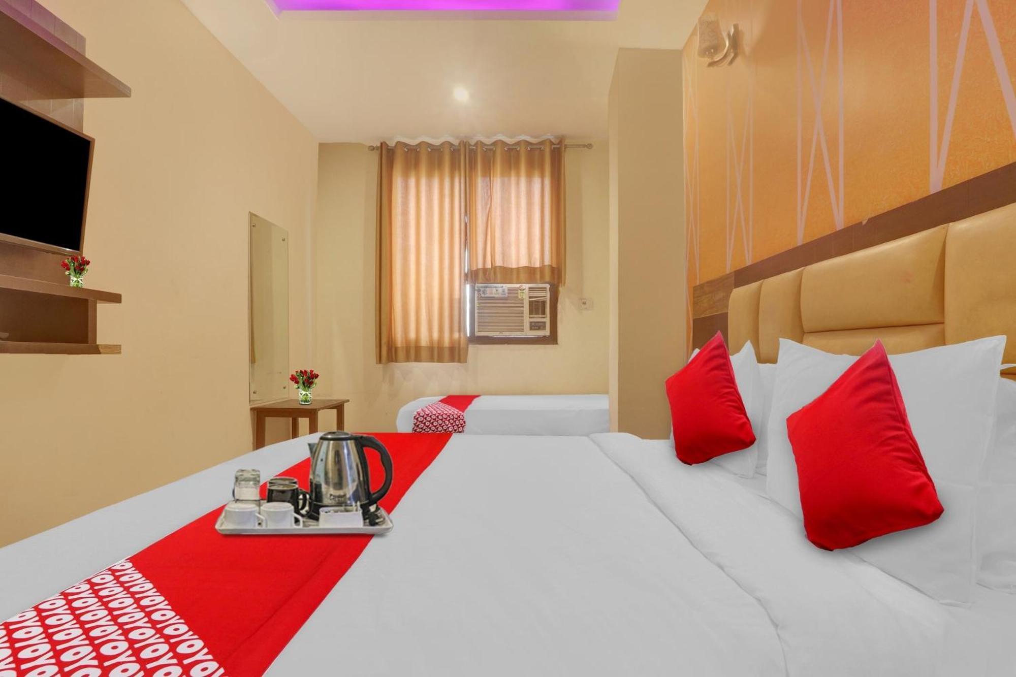 Hotel O Prince Home Stay Near Ambience Mall Нью-Дели Экстерьер фото