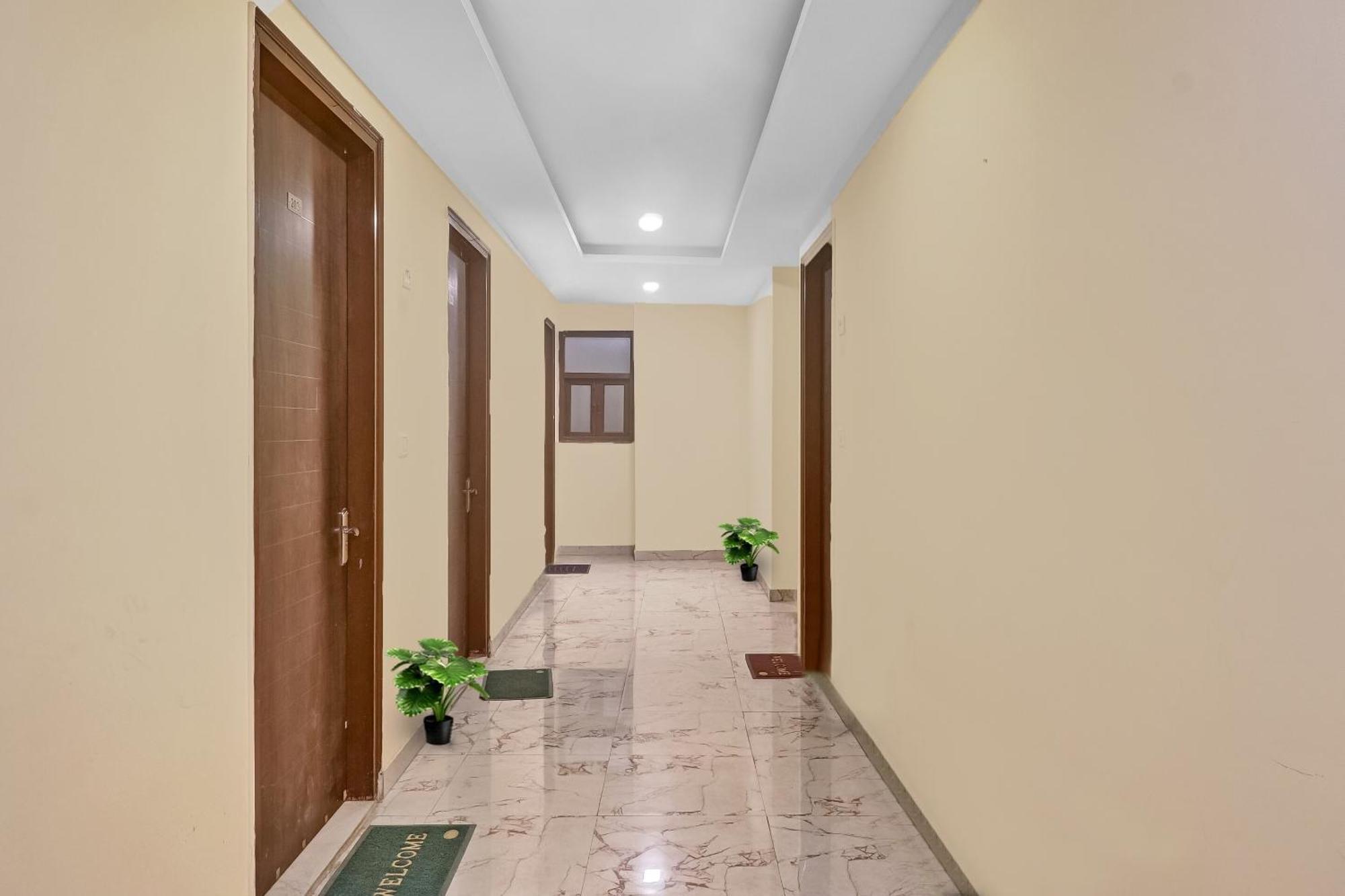 Hotel O Prince Home Stay Near Ambience Mall Нью-Дели Экстерьер фото