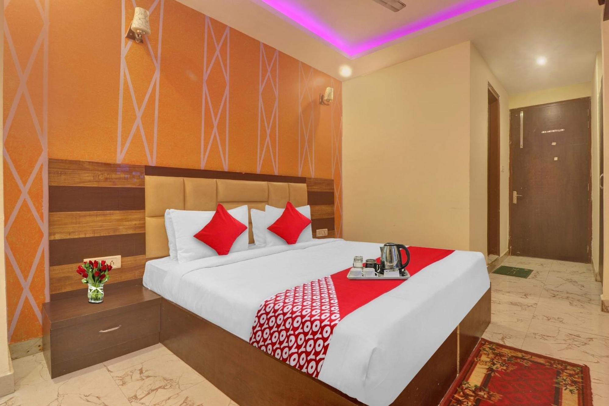 Hotel O Prince Home Stay Near Ambience Mall Нью-Дели Экстерьер фото