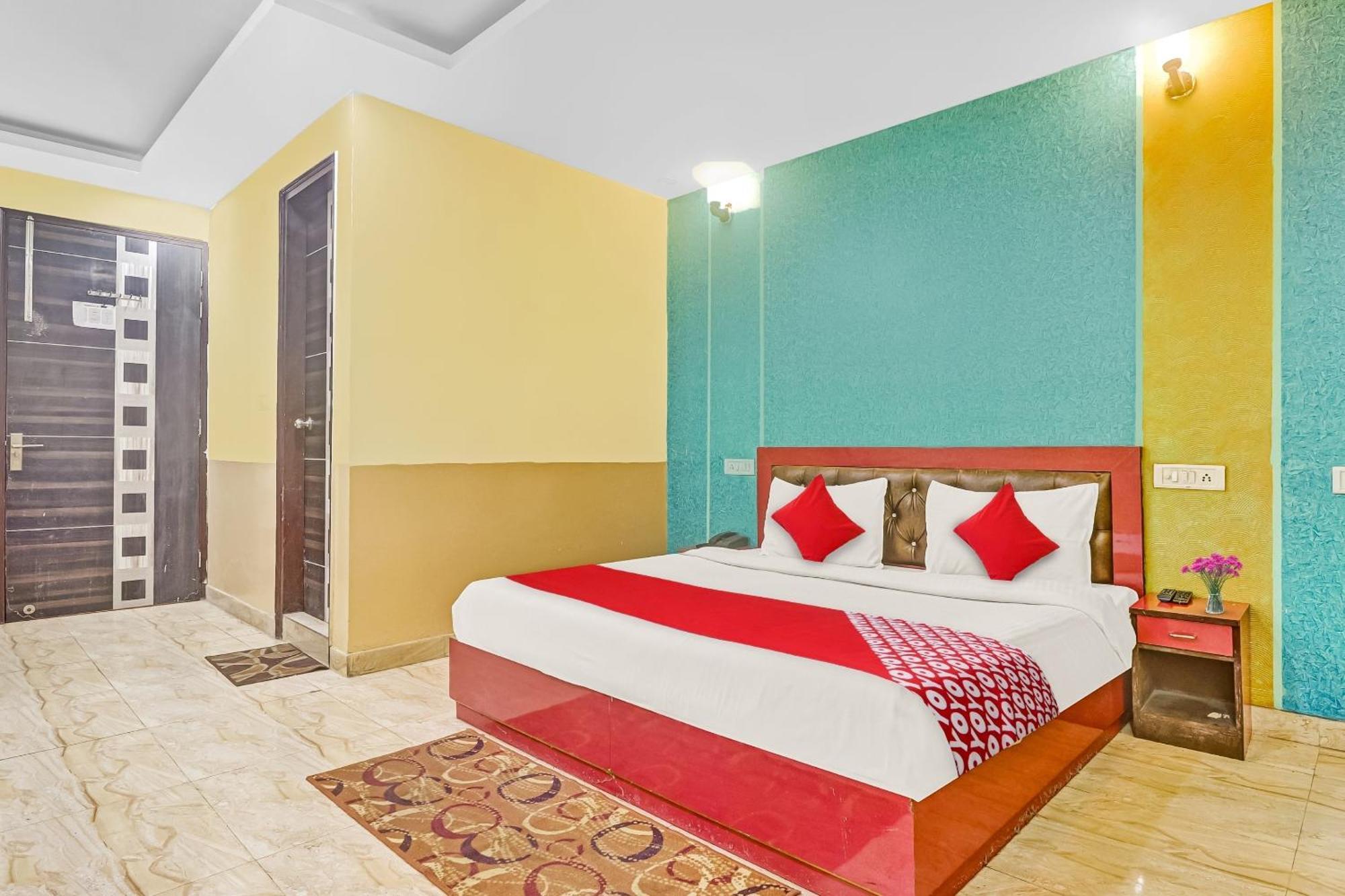 Hotel O Prince Home Stay Near Ambience Mall Нью-Дели Экстерьер фото