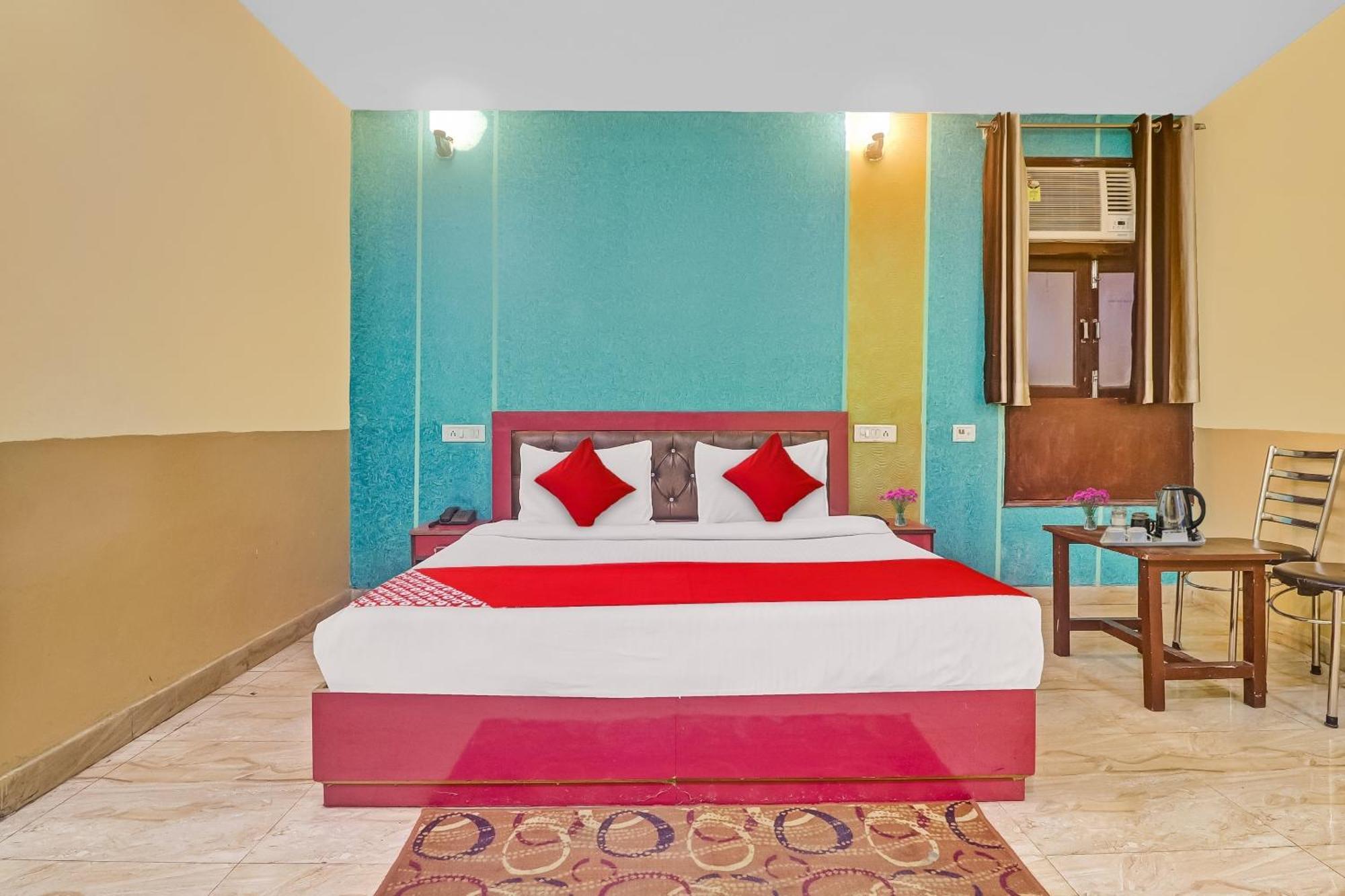 Hotel O Prince Home Stay Near Ambience Mall Нью-Дели Экстерьер фото